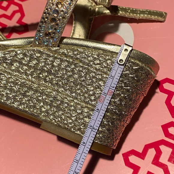 Little girls size 1 bling gold wedge sandals - Picture 4 of 6